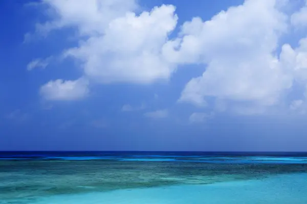 Mar Bonito Com Água Azul Turquesa Viagens Conceito Férias — Fotografia de Stock
