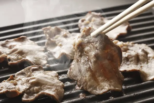 Girando Pezzi Carne Alla Griglia Con Bacchette Delizioso Barbecue — Foto Stock