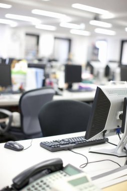 Boş ofis alanı Masa bilgisayarları ve ofis ekipmanları