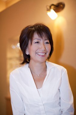 Kafede güzel bir Asyalı kadının portresi.