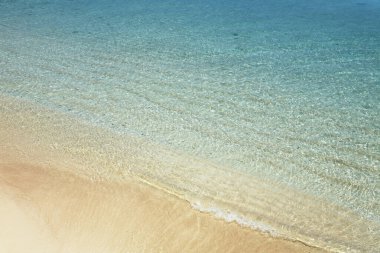 Turkuaz suyu olan güzel bir deniz. Seyahat, tatil konsepti