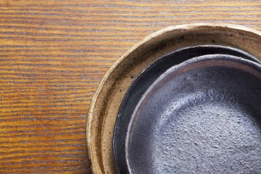 seramik tabaklar masaya yakın konulacak. 