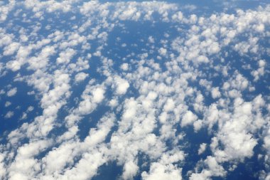 Yukarıdan görünen bulutlar ve gökyüzü