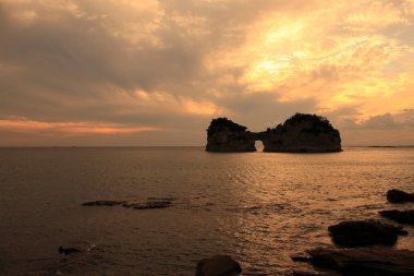Denizin üzerinde güzel bir gün batımı
