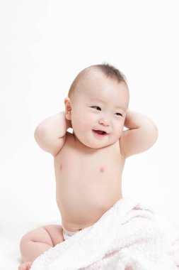 Beyaz arka planda bebek bezi takmış sevimli Asyalı bebeğin stüdyo portresi