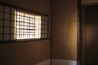 Ahşap bir duvarda eski paslı bir levha