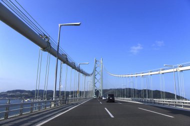 Modern köprünün ve mavi gökyüzünün güzel manzarası 