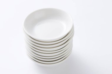 Tabaklar için beyaz boş seramik kaseler