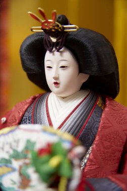 Arka planda Japon bir bebeğin yakın plan fotoğrafı.