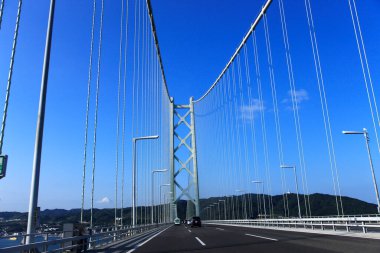 Modern köprünün ve mavi gökyüzünün güzel manzarası 