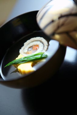 Baharatlı çorba, rulo balık yumurtası, yeşil fasulye.