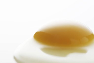 Çiğ tavuk yumurtasının yakın görüntüsü