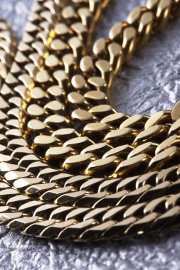 Arka planda güzel altın zincirler, yakın plan