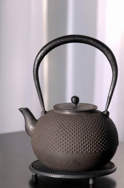 Geleneksel Japon döküm demir çatalı, çaydanlık, yakın çekim