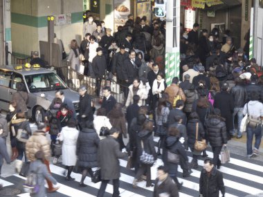 Japonya 'da yaya geçidinde karşıdan karşıya geçen insanlar.