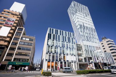 Japon şehrindeki modern ofis binaları, gündüz manzarası. 