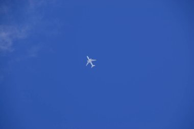 Gökyüzünde bir uçak