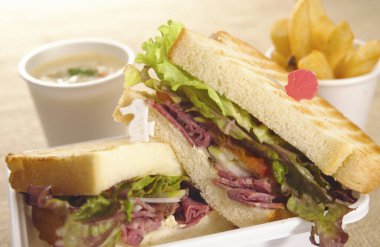 Etli, peynirli ve sebzeli sandviç.