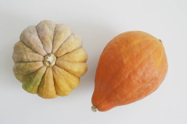 Beyaz yüzeyde iki farklı kabak türü var.