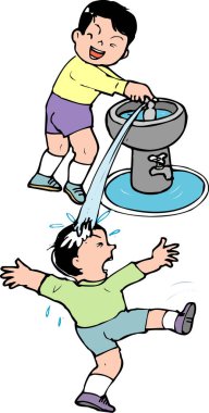 Gülen çocuk, şaşkın çocuğa su püskürtüyor.