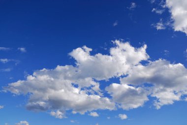 Mavi gökyüzünde beyaz bulutlar, güneşli bir gün