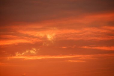 Güzel gün batımı gökyüzü bulutlu