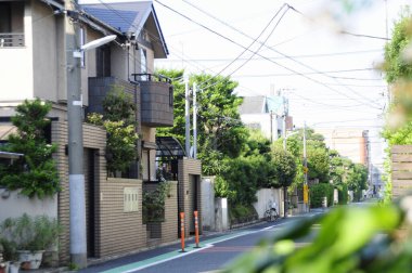 Modern mimarisi olan Japon sokağı.