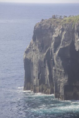 Japonya 'da deniz kıyısındaki kayalık uçurumların güzel manzarası