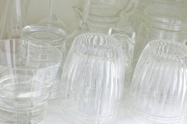 Mutfaktaki cam şeffaf tabakları kapat.