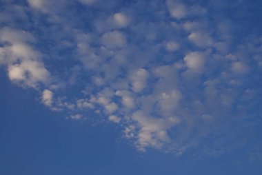 Mavi gökyüzünde beyaz bulutlar. Bulutlu manzara arkaplanı