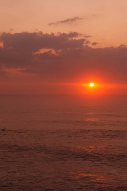 Güneşli güzel gün batımı gökyüzü. Doğa arkaplanı