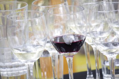 Partide şarap kadehleri var. Kapatın.