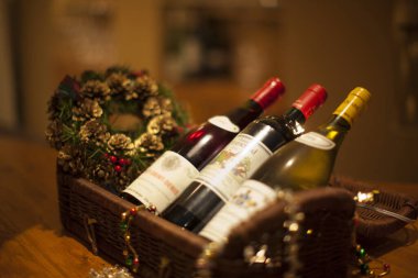 Arka planda kırmızı şarap şişeleri, kapatın.