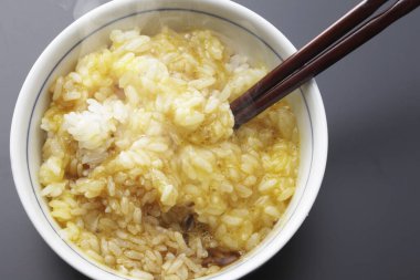 Lezzetli Japon pilavı ve kase içinde yumurta, yakın görüş.