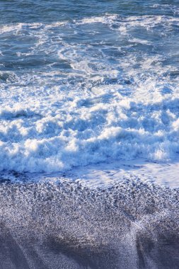 Deniz dalgaları kıyıya vuruyor. Doğa arkaplanı 