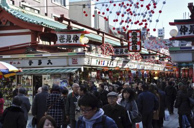 Asakusa Kannon 'da insanlar yeni yıl perisi Asakusa, Tokyo, Japonya' da eski bir Budist tapınağı.