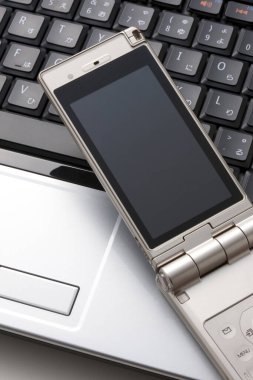 bilgisayar klavyesinde boş ekranı olan modern akıllı telefon, yakın plan     