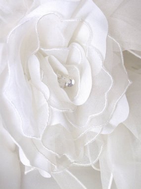 Yumuşak kumaştan yapılmış narin beyaz çiçek.