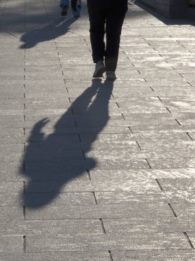 Sokakta yürüyen insanlar, kapatın.