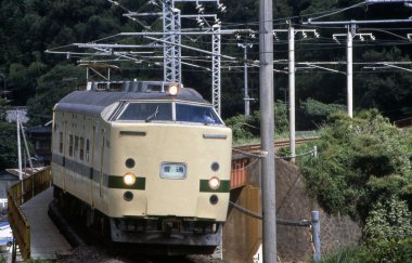 Hızlı tren demiryolunda hızla ilerliyor. 