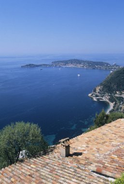 Güneşli bir günde küçük bir köyle kayalık bir denizin güzel bir görüntüsü.