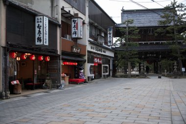 Fenerlerin ve ahşap mağazaların bulunduğu sessiz geleneksel Japon caddesi.