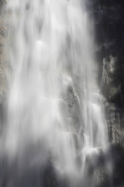 Şelale ve şelale, şelale doğada akıyor.