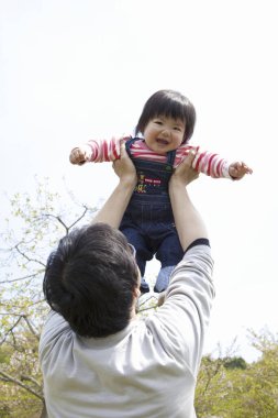 küçük oğlu ile oynama baba