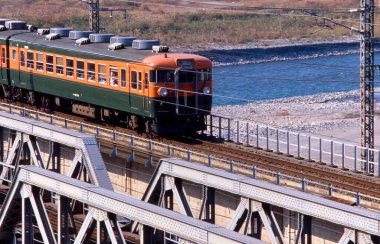 Tren nehrin üzerindeki köprüde hareket ediyor. 