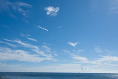 Denizdeki dalgaların gündüz görüntüsü. Denizin üzerindeki mavi gökyüzü