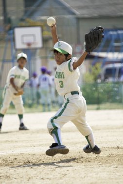 Japon erkek atıcı beysbol oynuyor, küçükler ligi.