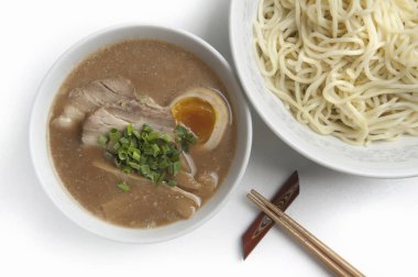 Domuz kemiği çorbası ve erişteden yapılmış Japon Ramen yemeğinin üst görüntüsü.