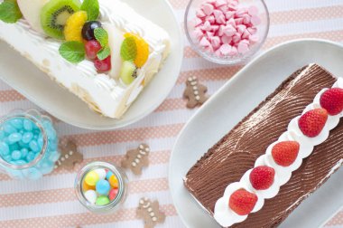 Meyve ve böğürtlenle süslenmiş iki lezzetli pasta.