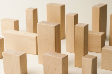 Beyaz arkaplanda tahta bloklar, kapatın